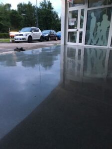 Dettaglio superficie liscia e riflettente dopo lucidatura professionale