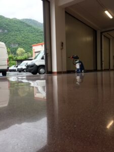 Zona angolare pavimento cementizio lucidato in azienda veneta