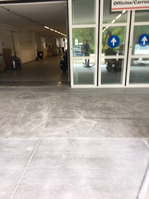 Pavimento in cemento grezzo prima della levigatura a Ponte nelle Alpi (BL)