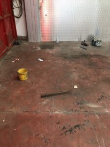 Pavimento in cemento grezzo e rovinato di officina gommista a Marca di Villorba