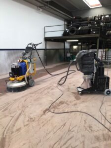 Dettaglio superficie in cemento grezzo soggetta a usura e polvere